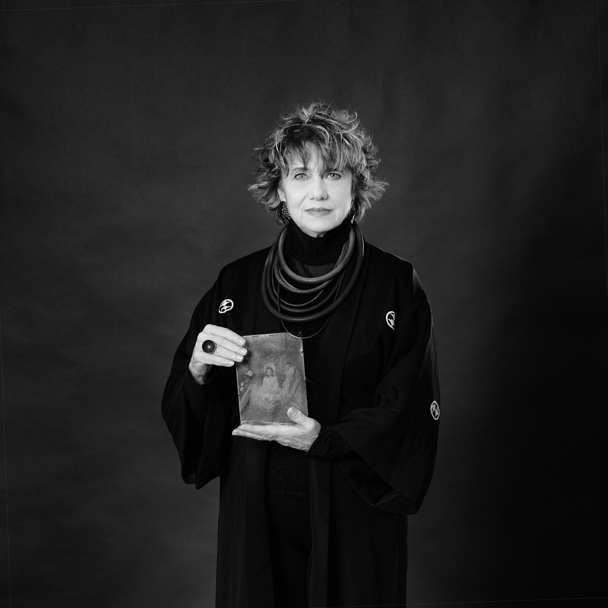 Mujeres de la cultura sobre fondo gris oscuro