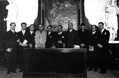 Celebración del tricentenario de Luis de Góngora organizada por el Ateneo de Sevilla en diciembre de 1927. De izquierda a derecha, Rafael Alberti, Federico García Lorca, Juan Chabás, Mauricio Bacarisse, José María Romero Martínez,  Manuel Blasco Garzón, Jorge Guillén, José Bergamín, Dámaso Alonso, y Gerardo Diego.