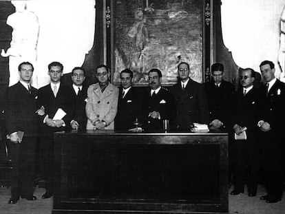 Celebración del tricentenario de Góngora organizada por el Ateneo de Sevilla en diciembre de 1927. De izquierda a derecha: 1. Rafael Alberti; 2. Federico García Lorca; 3. Juan Chabás; 4. Mauricio Bacarisse; 5. José María Romero Martínez (presidente de la sección de literatura del Ateneo); 6. Manuel Blasco Garzón (presidente del Ateneo de Sevilla); 7. Jorge Guillén; 8. José Bergamín; 9. Dámaso Alonso, y 10. Gerardo Diego.