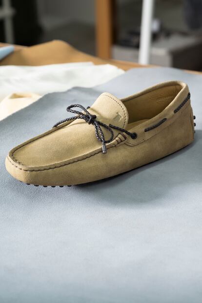 El Gommino, el modelo de zapato emblema de Tod’s desde 1979, un mocasín de ante perfecto para la conducción por los pequeños tacos de goma que salpican la suela y de los que toma su nombre.