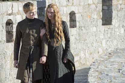 Cersei Lannister, amb el seu fill petit, Tommen Baratheon (Callum Wharry).