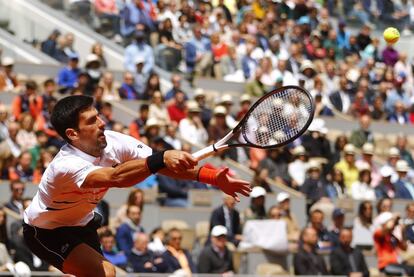 Djokovic trata de llegar con su derecha, en un momento de la semifinal.