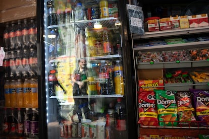 Exhibidor de bebidas azucaradas, en Ciudad de México, en enero 2025.  
