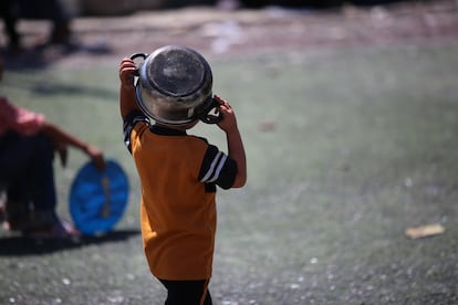 Un niño palestino espera para recibir raciones de comida en Gaza.