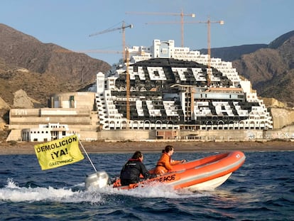 Acción de Greenpeace en 2014 para pintar de negro el hotel El Algarrobico.