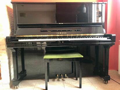 Piano Yamaha con el que Moisés Sánchez compone sus canciones.