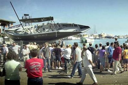 Concentración de visitantes en el puerto de Valencia durante los entrenamientos de las prerregatas Louis Vuitton.