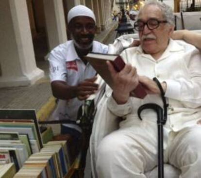 Fotografía facilitada por Antonietta Zeni del escritor Gabriel García Márquez junto a Martín Murillo y su carreta literaria en Cartagena de Indias, el pasado 18 de mayo.