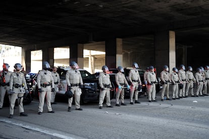 Policías se colocan frente a un grupo de manifestantes que cerraron una autopista durante las protestas en demanda de una reforma migratoria en Los Ángeles, este 2 de febrero.