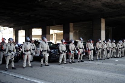 Policas se colocan frente a un grupo de manifestantes que cerraron una autopista durante las protestas en demanda de una reforma migratoria  en Los ?ngeles, este 2 de febrero.