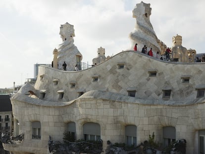 Los turistas deambulan por la azotea de la Casa Milà. Los balcones con barandillas de hierro son los de la escritora.