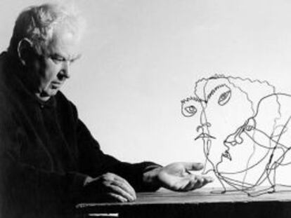 El artista Alexander Calder con una de sus obras.