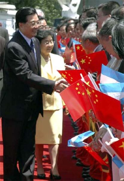 Hu Jintao saluda a miembros de la colonia china en Argentina, en noviembre de 2004.