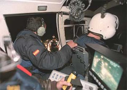 Funcionarios del Servicio de Vigilancia Aduanera sobrevuelan el estrecho de Gibraltar en su helicóptero.