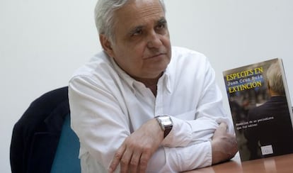 Juan Cruz, en Valencia, con su último libro.