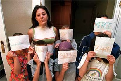 Carmen Gallú, junto a sus seis hijos en su casa del barrio de Moratalaz.