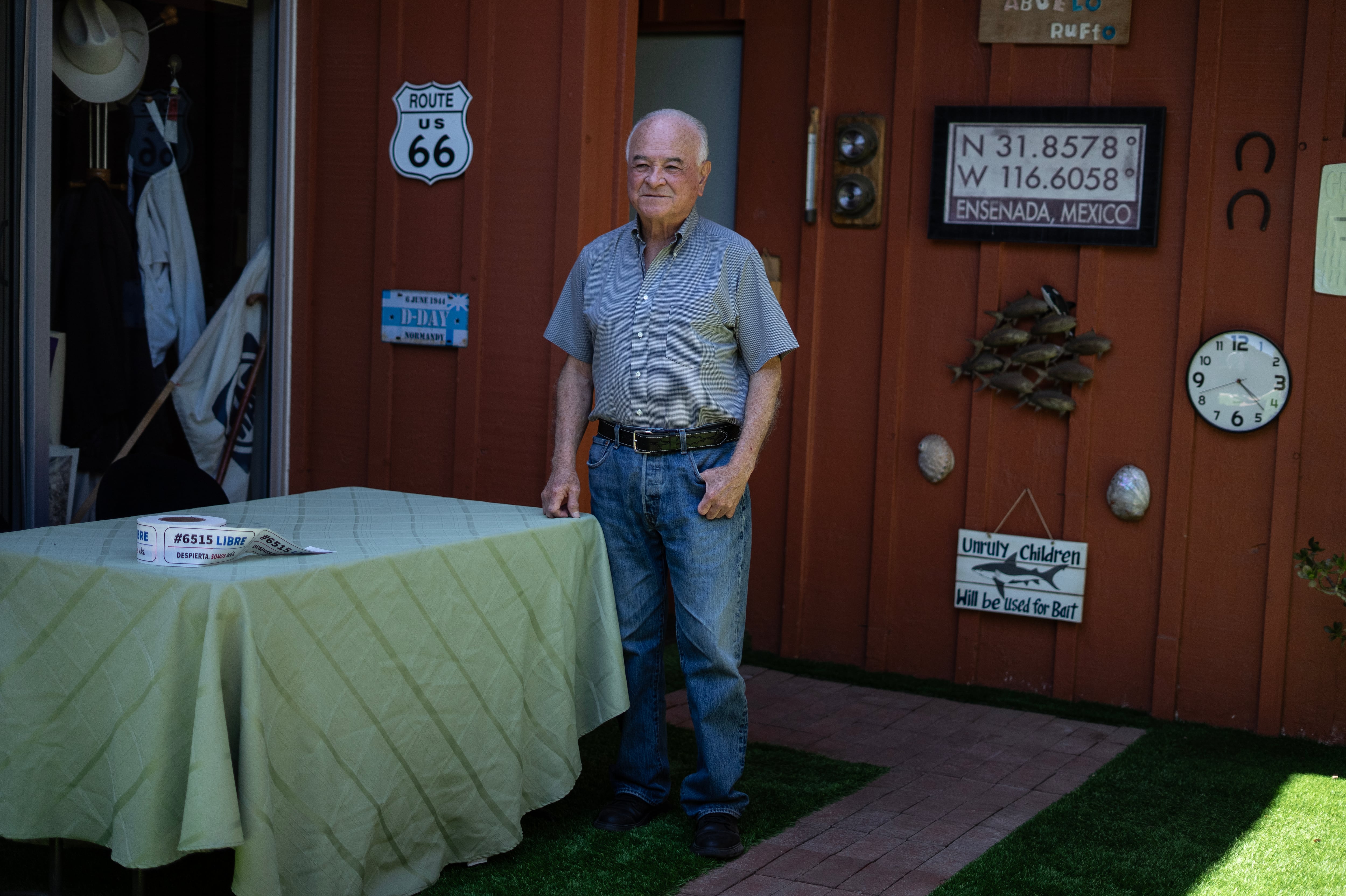Ernesto Ruffo Appel en el patio de la casa donde permanece en prisión domiciliara, en Ensenada, Baja California, el 2 de Octubre de 2026.