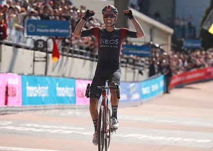 Van Baarle cruza ganador la meta en el velódromo de Roubaix.