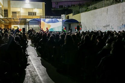 Vista de la proyección en la aldea palestina de Masafer Yatta, en el territorio ocupado de Cisjordania, ante más de 200 personas, entre ellas activistas israelíes y prensa, del documental 'No Other Land'.