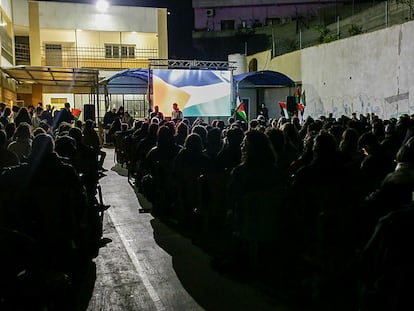 Vista de la proyección en la aldea palestina de Masafer Yatta, en el territorio ocupado de Cisjordania, ante más de 200 personas, entre ellas activistas israelíes y prensa, del documental 'No Other Land'.