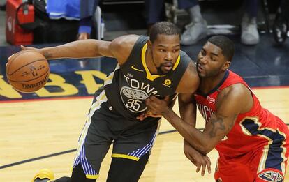 Kevin Durant se faja con Moore.