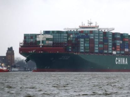 El barco contenedor m&aacute;s grande del mundo, el CSCL Globe de la compa&ntilde;&iacute;a China Shipping Group, es remolcado hacia el interior del puerto de Hamburgo (Alemania). 