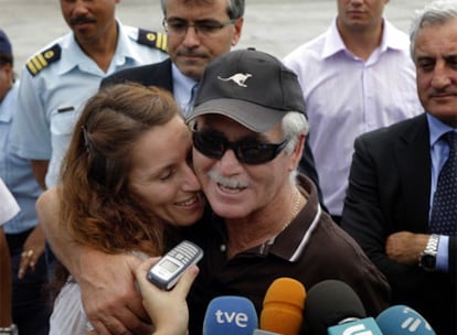 El patrón del barco, Ricardo Blach, se abraza a su hija a la llegada al puerto de Seychelles, ayer.