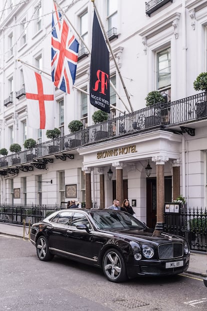 Fachada del hotel Brown's, en el barrio londinense de Mayfair (Inglaterra).