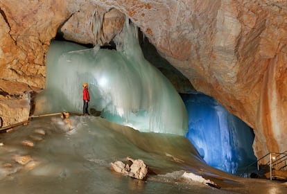 Eisriesenwelt (Salzburgo, Austria). Relucientes paredes de un azul glacial, enormes esculturas naturales de hielo y estilizados carámbanos. Es Eisriesenwelt, el Mundo de los Gigantes de Hielo en las profundidades de los montes Tennen. Aunque hay un funicular, luego hay que subir 1.400 peldaños hasta la entrada de la gruta. Antes de adentrarse en este gélido mundo, cada visitante recibe su lampara de carburo.