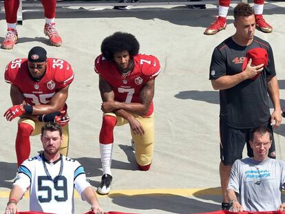 Colin Kaepernick y uno de sus compa&ntilde;eros se arrodillan ante el himno en se&ntilde;al de protesta.