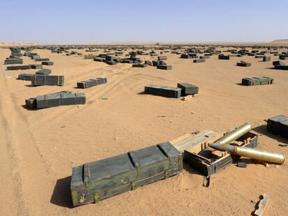 Cientos de cajas con proyectiles abandonadas en el desierto, a 100 kilómetros de Sirte.
