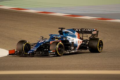 Fernando Alonso, este domingo con su Alpine en un entrenamiento en el Circuito Internacional de Bahréin.