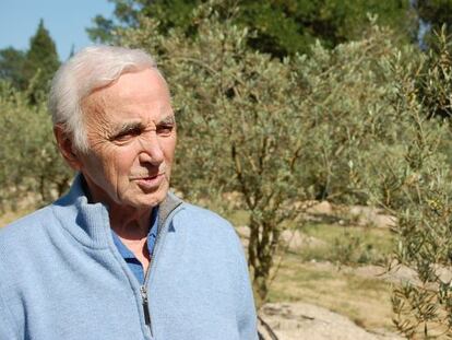 Charles Aznavour en el olivar de su finca cerca de Mouries.