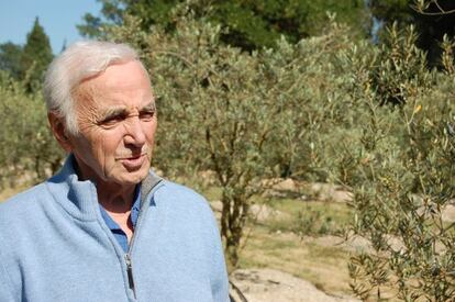 Charles Aznavour en el olivar de su finca cerca de Mouries.