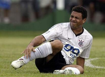 Ronaldo se duele en el suelo el día de su reaparición.