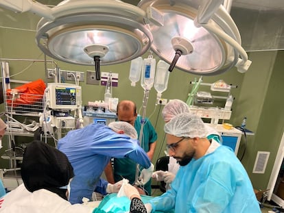 Mohammad Hawajri, enfermero palestino de Médicos Sin Fronteras (MSF), atiende a un paciente en el hospital Shifa de la ciudad de Gaza, en noviembre de 2023