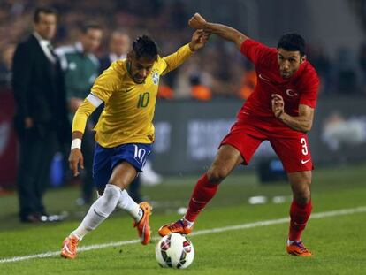 Neymar disputa el balón con Koybasi en el amistoso Turquía-Brasil. 