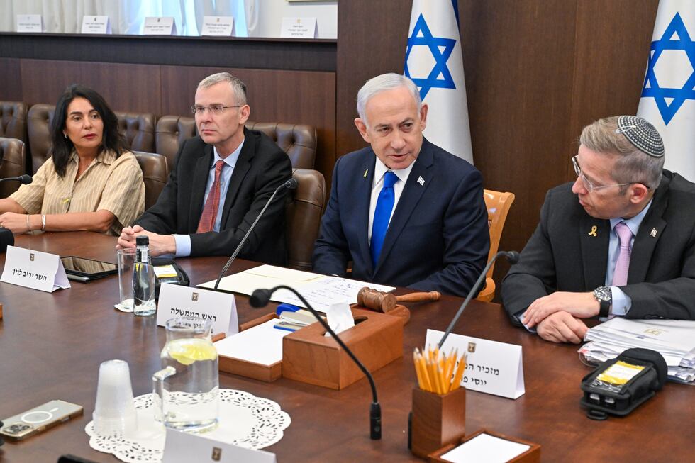 El primer ministro israelí, Benjamín Netanyahu, al inicio de la reunión de su gabinete, este domingo en Jerusalén.