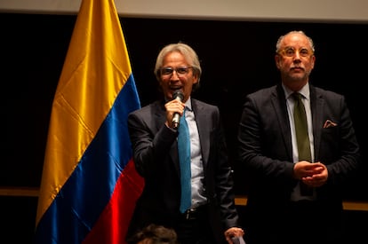 Eduardo Avila Navarrete, embajador de Colombia en España y Rodrigo Pinzón Navarro, cónsul general de Colombia en Madrid, presentan los dos primeros capítulos de la serie en el Cine Estudio del Círculo de Bellas Artes, este lunes en Madrid.