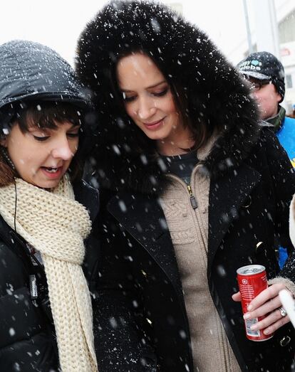 Emily Blunt eligió un sencillo abrigo negro con capucha para pasear por las frías calles de Park City.