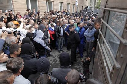 Un oficial del Ministerio del Interior de Ucrania habla con los partidarios pro rusos en el exterior de la sede del gobierno regional en Lugansk, 29 de abril de 2014.