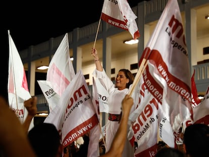 Mara Lezama, candidata de Morena a la gubernatura de Quintana Roo, festeja con simpatizantes su  triunfo en las elecciones.