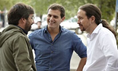 Jordi Évole, de espaldas, charla con Iglesias (d) y Rivera durante el programa.