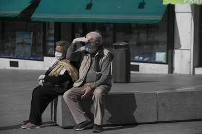 Dos personas mayores toman el sol en la plaza de Antón Martín en Madrid. El número de fallecidos por coronavirus en España en las últimas 24 horas es de 179, 50 menos que ayer y la cifra más baja de los últimos cinco días, con lo que el total de víctimas mortales asciende a 26.478, mientras que los contagiados confirmados por PCR alcanzan 223.578, tras sumarse 604 nuevos casos.