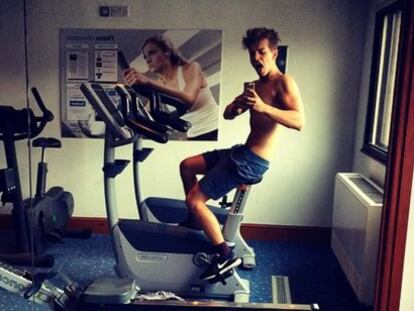 El m&uacute;sico ingl&eacute;s James McVey se distrae con un selfi mientras entrena en su casa