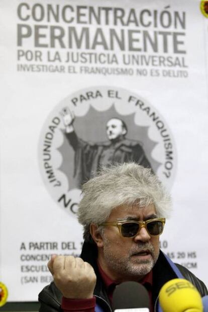 Almodóvar, en el momento de anunciar el encierro.