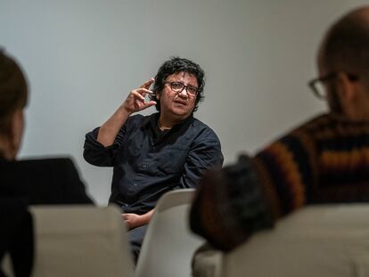 El escritor Alejandro Zambra en el café literario celebrado en el marco del Festival Eñe, en el Hotel Iberostar Las Letras Gran Vía, en Madrid. ANDREA COMAS