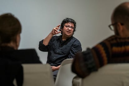 El escritor Alejandro Zambra en el café literario celebrado en el marco del Festival Eñe, en el Hotel Iberostar Las Letras Gran Vía, en Madrid. ANDREA COMAS