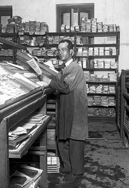 Madrid, 1932. Trabajador en una imprenta.