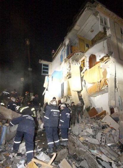 El equipo de rescate busca supervivientes en el edificio de Crimea donde ha tenido lugar una explosión esta noche